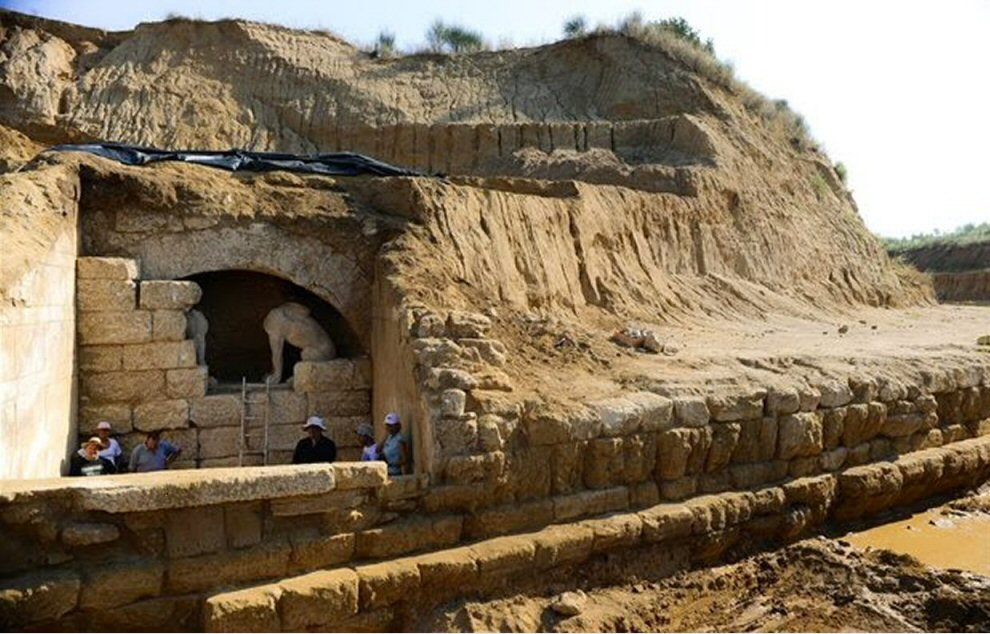 The relative levels of the main entrance and the peribolos wall