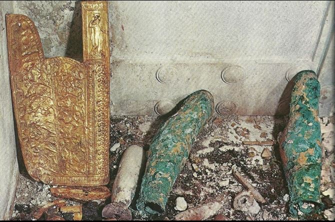Vergina Philip tomb II greaves from ante chamber showing one shorter than another in situ.JPG